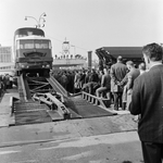 846754 Afbeelding van de demonstratie van het Kangourou-vervoer waarbij een oplegger van vrachtauto op een spoorwagen ...